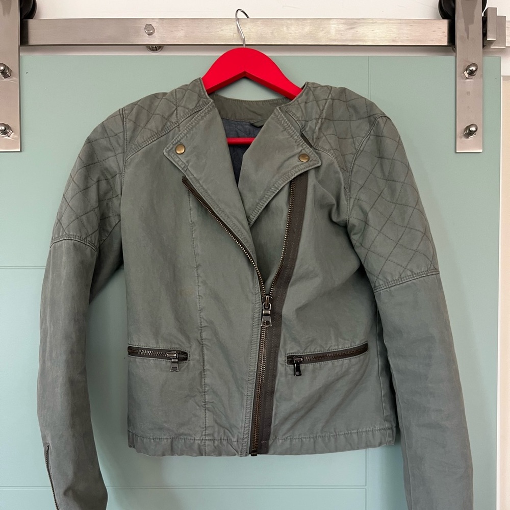 Gap quilted bomber style jacket with great detail!